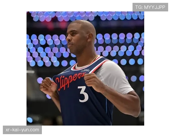 特写：老将克里斯·保罗在训练中指导年轻控卫阅读防守